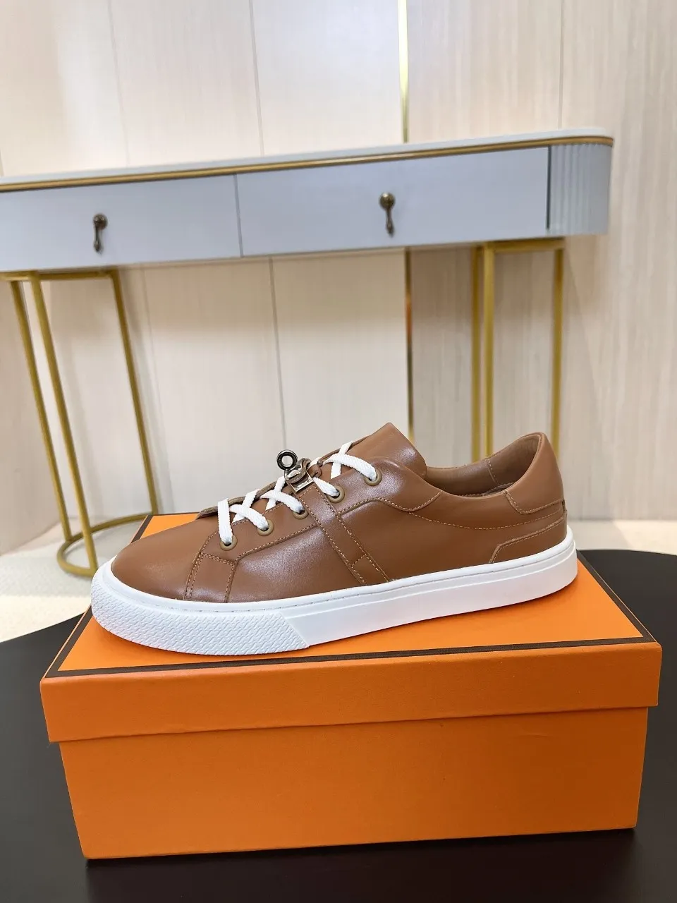 Men's Men's Shoes💰620❤️❤️❤️HERMES 2021 latest Kelly buckle white sneakers are online! The highest version on the market! Purchasing level quality! The H family rarely produces flat casual shoes, and they are styled with classic palladium-plated Kelly shoe buckles! Create a fashionable urban look that perfectly embodies the noble and elegant style of Hermès! Material selection: Fabric imported cowhide, lining + foot pads imported sheepskin, original molded TPU outsole, heavy gold molded kelly buckle full of texture Size: Female: 35-41 (41 is not returnable) Male: 39-45 (45 is not returnable)